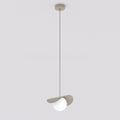 Hanglamp met golvende beige stalen kap en witte glazen bol aan een dunne beige ophanging