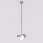 Hanglamp met golvende beige stalen kap en witte glazen bol aan een dunne beige ophanging