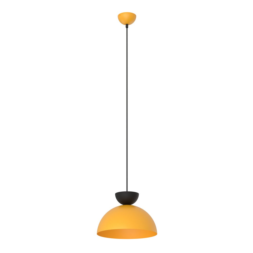 Oranje hanglamp met halfronde kap, zwart detail en dun zwart snoer, met oranje plafondkapje