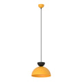 Oranje hanglamp met halfronde kap, zwart detail en dun zwart snoer, met oranje plafondkapje