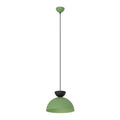 Groene hanglamp met halfronde kap en zwart detail aan een dun zwart snoer met groene plafondplaat
