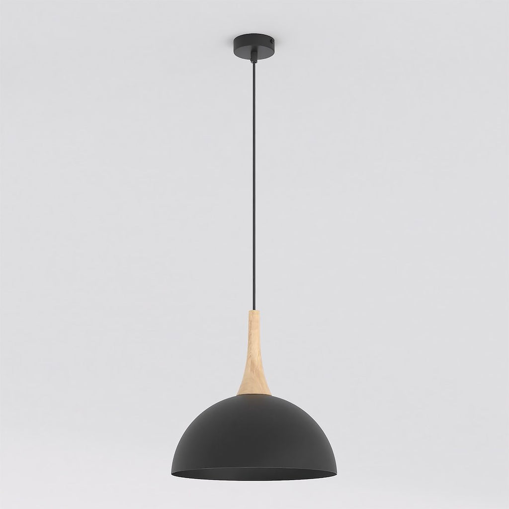 Zwarte koepelvormige hanglamp met houten detail aan een dun zwart snoer en ronde plafondplaat