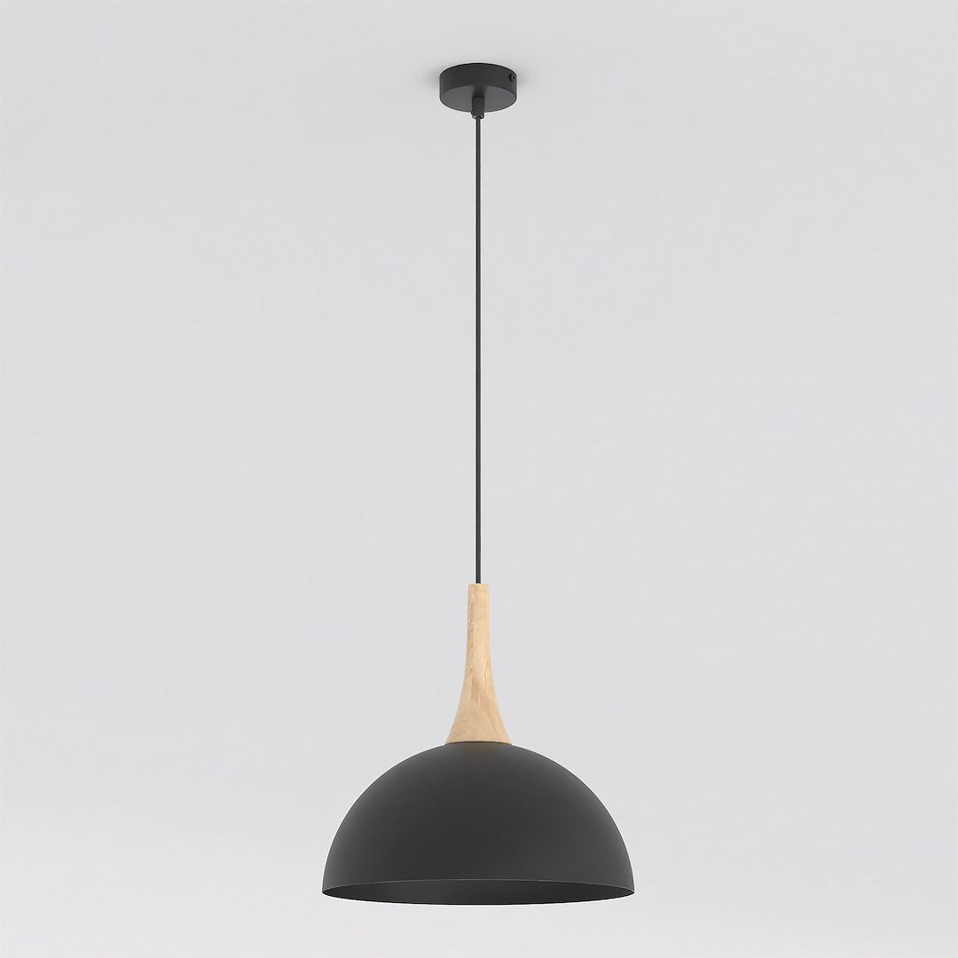 Zwarte koepelvormige hanglamp met houten detail aan een dun zwart snoer en ronde plafondplaat