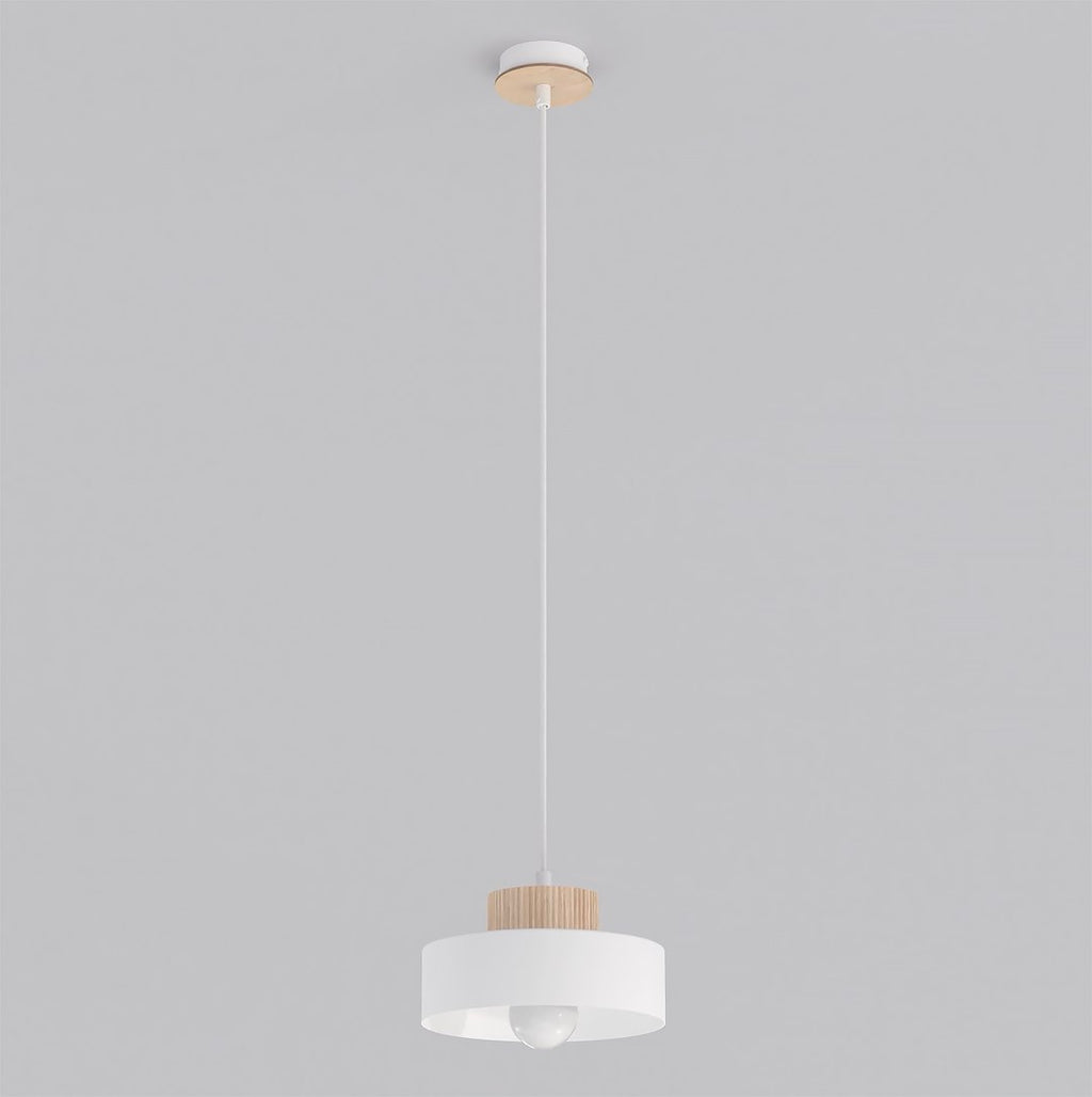 Witte hanglamp met ronde kap en houten band aan een dun wit snoer, met zichtbare lichtbron onder de kap