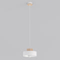 Witte hanglamp met ronde kap en houten band aan een dun wit snoer, met zichtbare lichtbron onder de kap