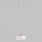 Witte hanglamp met ronde kap en houten band aan een dun wit snoer, met zichtbare lichtbron onder de kap