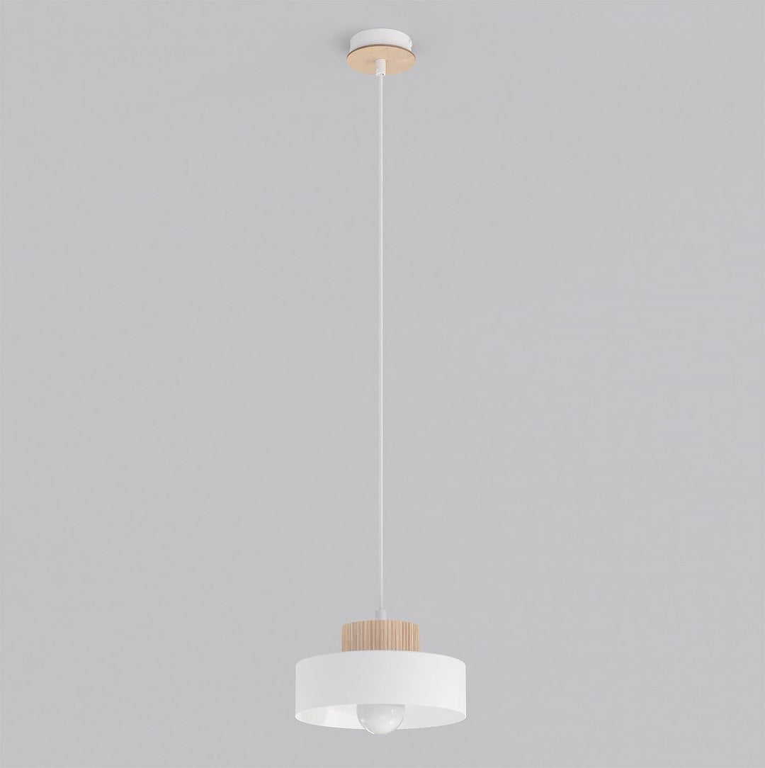 Witte hanglamp met ronde kap en houten band aan een dun wit snoer, met zichtbare lichtbron onder de kap