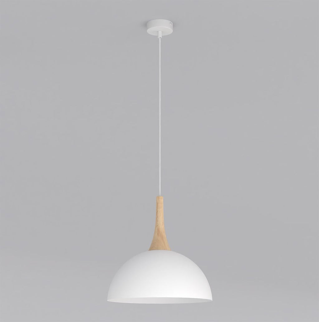 Witte koepelvormige hanglamp met houten element aan wit snoer tegen een grijze achtergrond