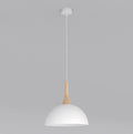 Witte koepelvormige hanglamp met houten element aan wit snoer tegen een grijze achtergrond