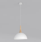 Witte koepelvormige hanglamp met houten element aan wit snoer tegen een grijze achtergrond