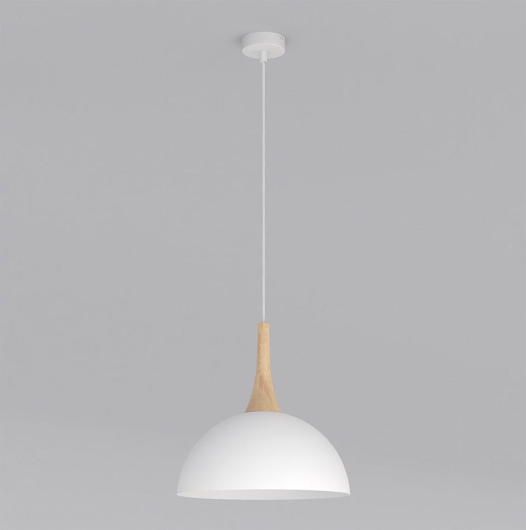 Witte koepelvormige hanglamp met houten element aan wit snoer tegen een grijze achtergrond