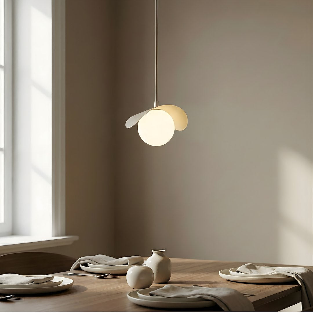 Hanglamp gepoedercoat staal en glas, Ritual, modern, beige kap met glazen bol, G9 – eettafel, woonkamer of slaapkamer