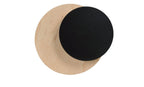 Ronde zwarte wandlamp die overlapt met een ronde plaat van licht multiplex