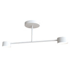 Witte plafondlamp met ronde rozet, korte stang en horizontale arm met twee ronde spots