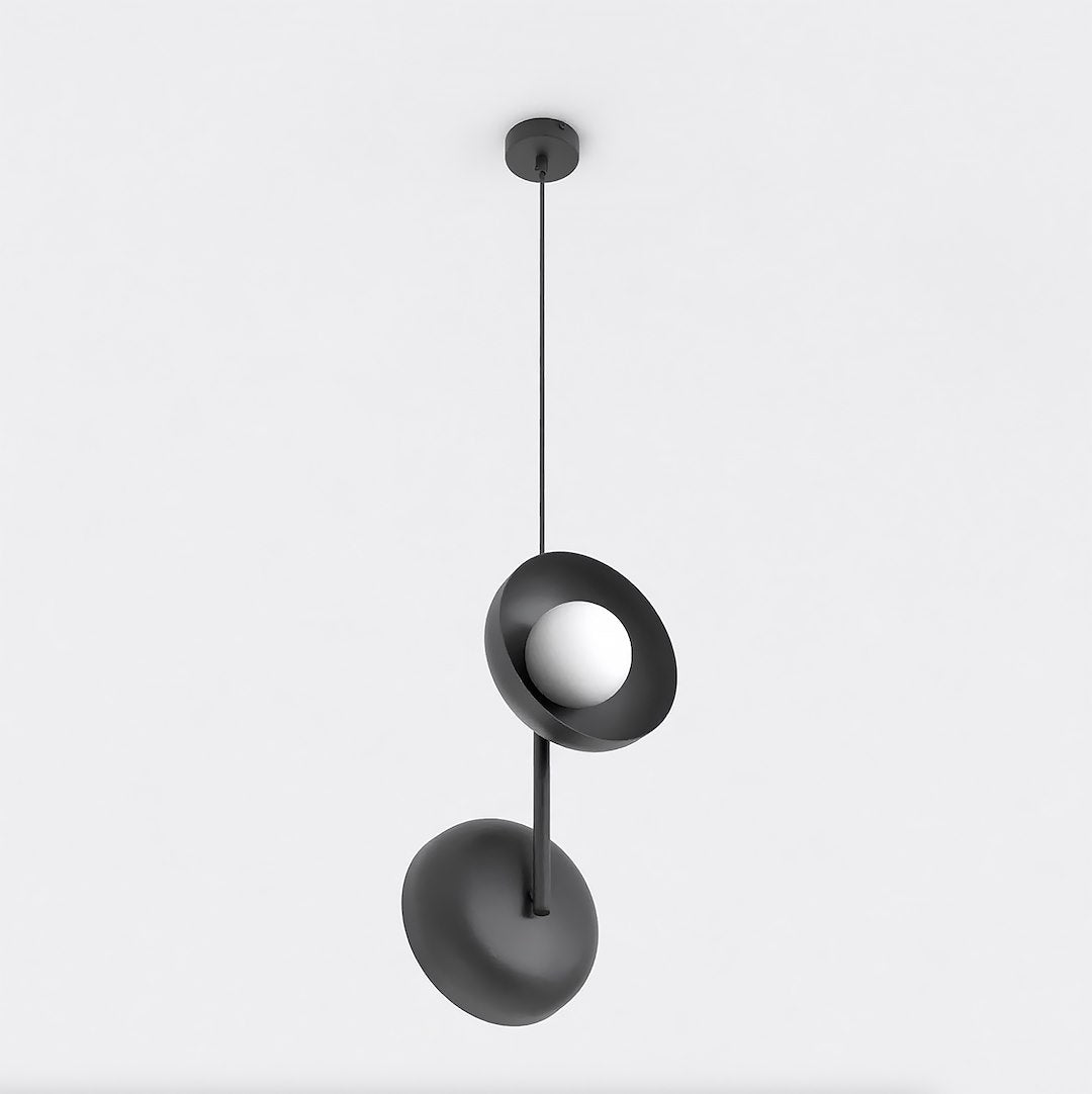 Zwarte hanglamp met twee kappen in verschillende richtingen en een witte glazen bol aan een dunne ophanging
