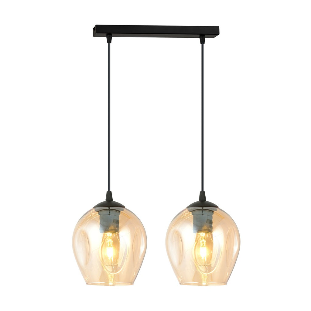 Hanglamp met twee amberkleurige glazen kappen aan een zwart stalen balkje, met brandende lampen