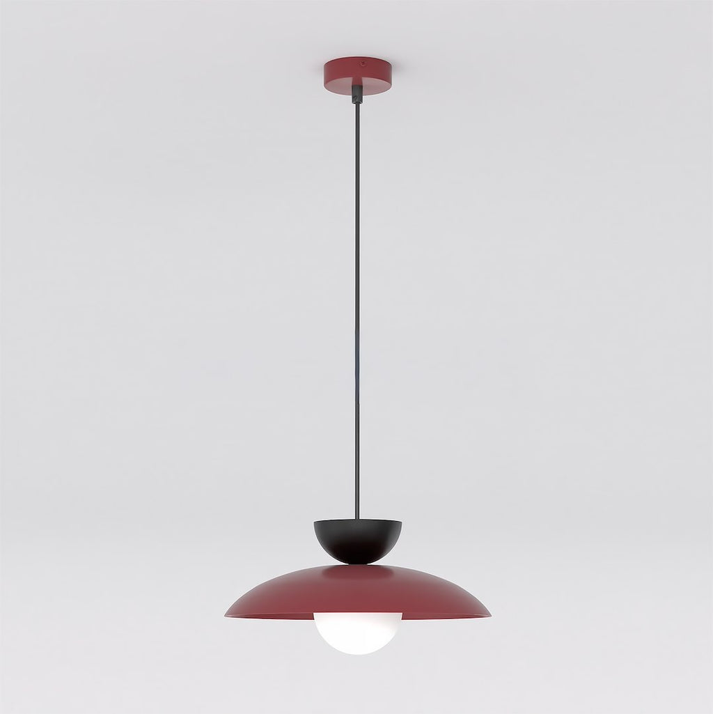 Bordeauxrode hanglamp met zwarte halve bol, brede koepelkap en witte glazen bol aan een dunne zwarte pendel