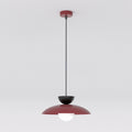 Bordeauxrode hanglamp met zwarte halve bol, brede koepelkap en witte glazen bol aan een dunne zwarte pendel