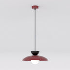 Bordeauxrode hanglamp met zwarte halve bol, brede koepelkap en witte glazen bol aan een dunne zwarte pendel
