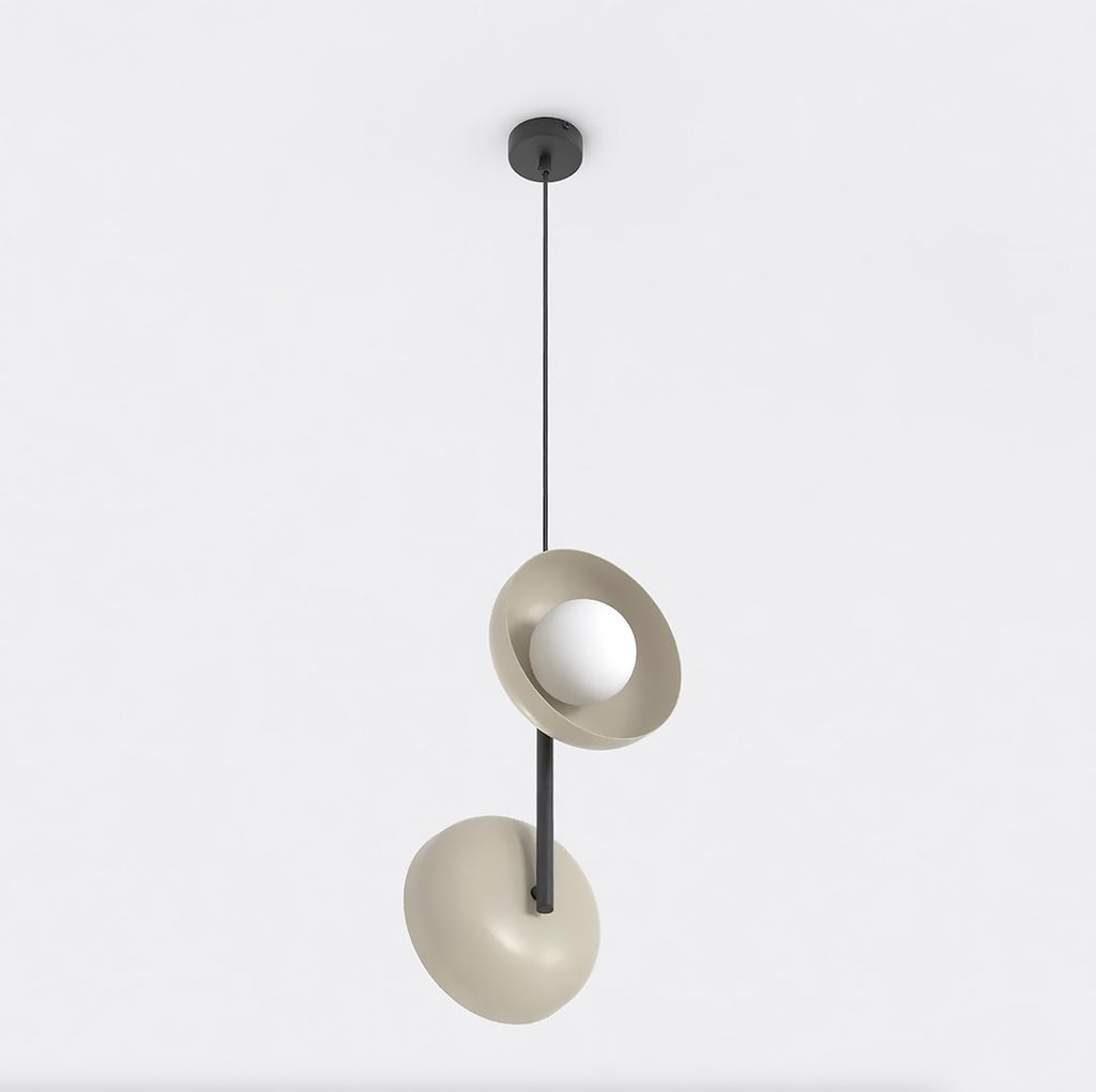 Hanglamp met twee beige kappen aan een zwarte stang, met een witte glazen bol in de bovenste kap