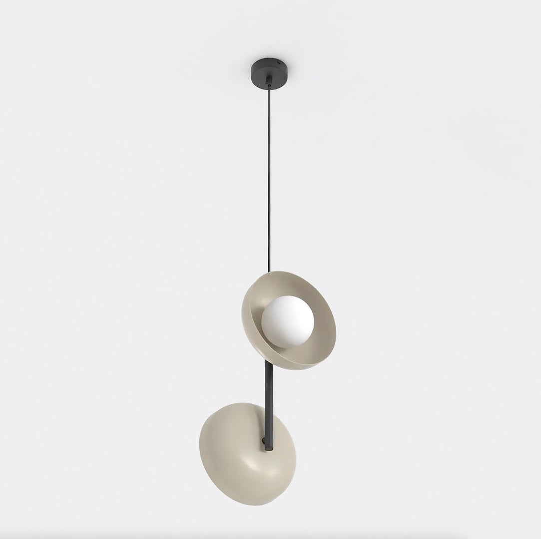 Hanglamp met twee beige kappen aan een zwarte stang, met een witte glazen bol in de bovenste kap