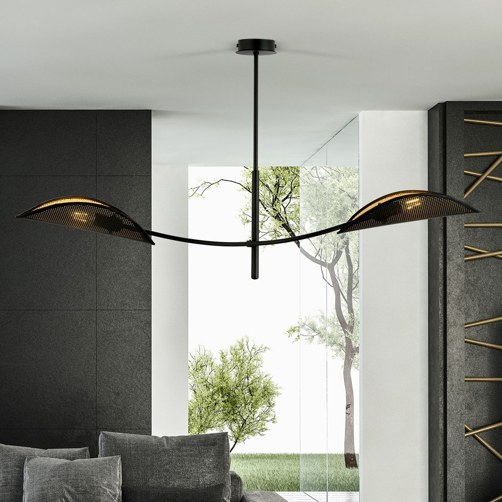 Zwarte plafondlamp met twee bladvormige open kappen boven een grijze bank in een moderne woonkamer