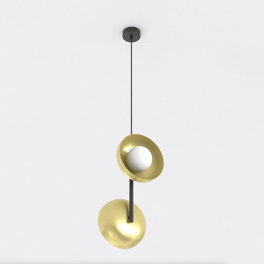 Gouden hanglamp met twee schuin geplaatste kappen en een witte glazen bol aan een dunne zwarte stang