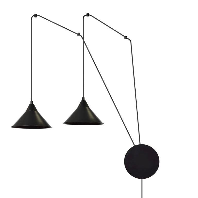 Zwarte hanglamp met twee conische kappen aan dunne armen en een ronde zwarte wandplaat