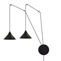 Zwarte hanglamp met twee conische kappen aan dunne armen en een ronde zwarte wandplaat