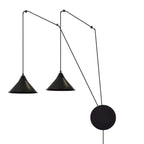 Zwarte hanglamp met twee conische kappen aan dunne armen en een ronde zwarte wandplaat