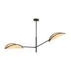 Zwarte plafondlamp met twee bladvormige rotan kappen aan een stalen frame