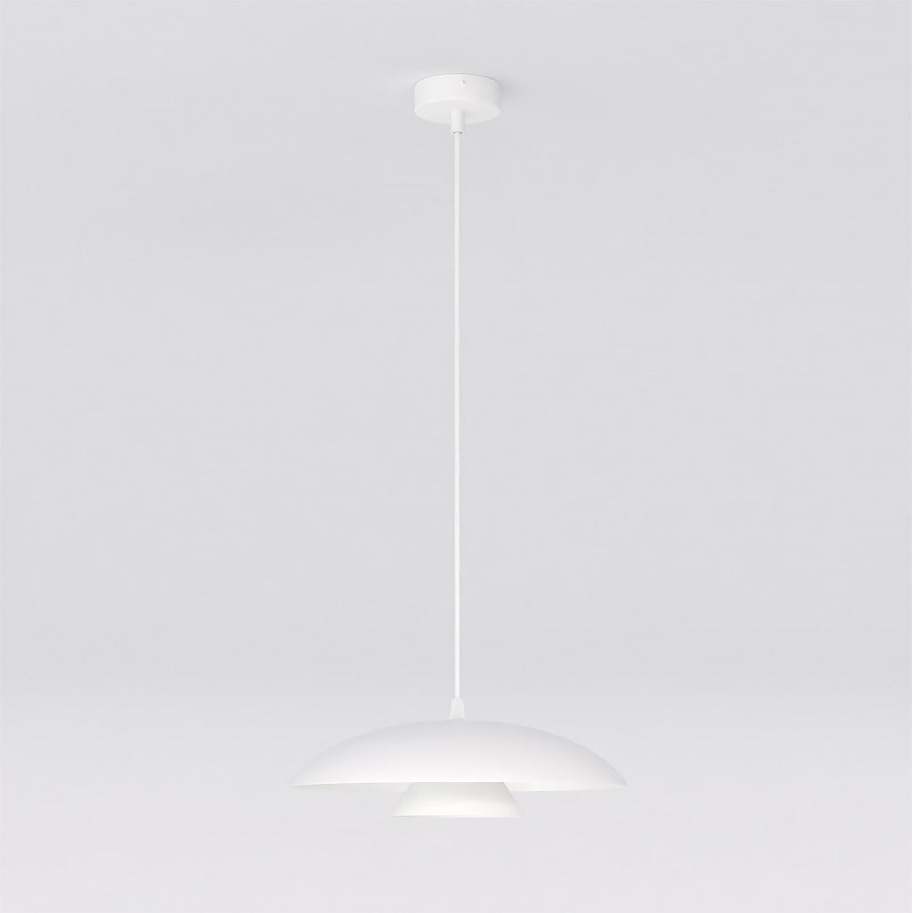 Witte hanglamp met gelaagde, brede kap en dun snoer aan een ronde plafondplaat