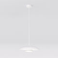 Witte hanglamp met gelaagde, brede kap en dun snoer aan een ronde plafondplaat