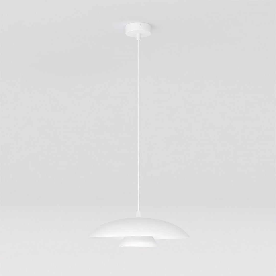 Witte hanglamp met gelaagde, brede kap en dun snoer aan een ronde plafondplaat