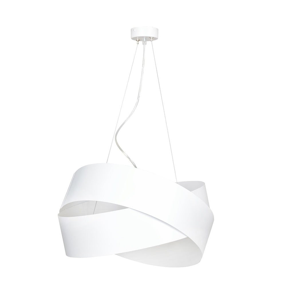 Witte hanglamp met geometrische kap van overlappende stalen banden, opgehangen aan dunne draden aan een witte plafondplaat