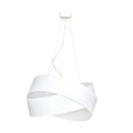 Witte hanglamp met geometrische kap van overlappende stalen banden, opgehangen aan dunne draden aan een witte plafondplaat