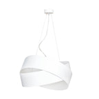 Witte hanglamp met geometrische kap van overlappende stalen banden, opgehangen aan dunne draden aan een witte plafondplaat