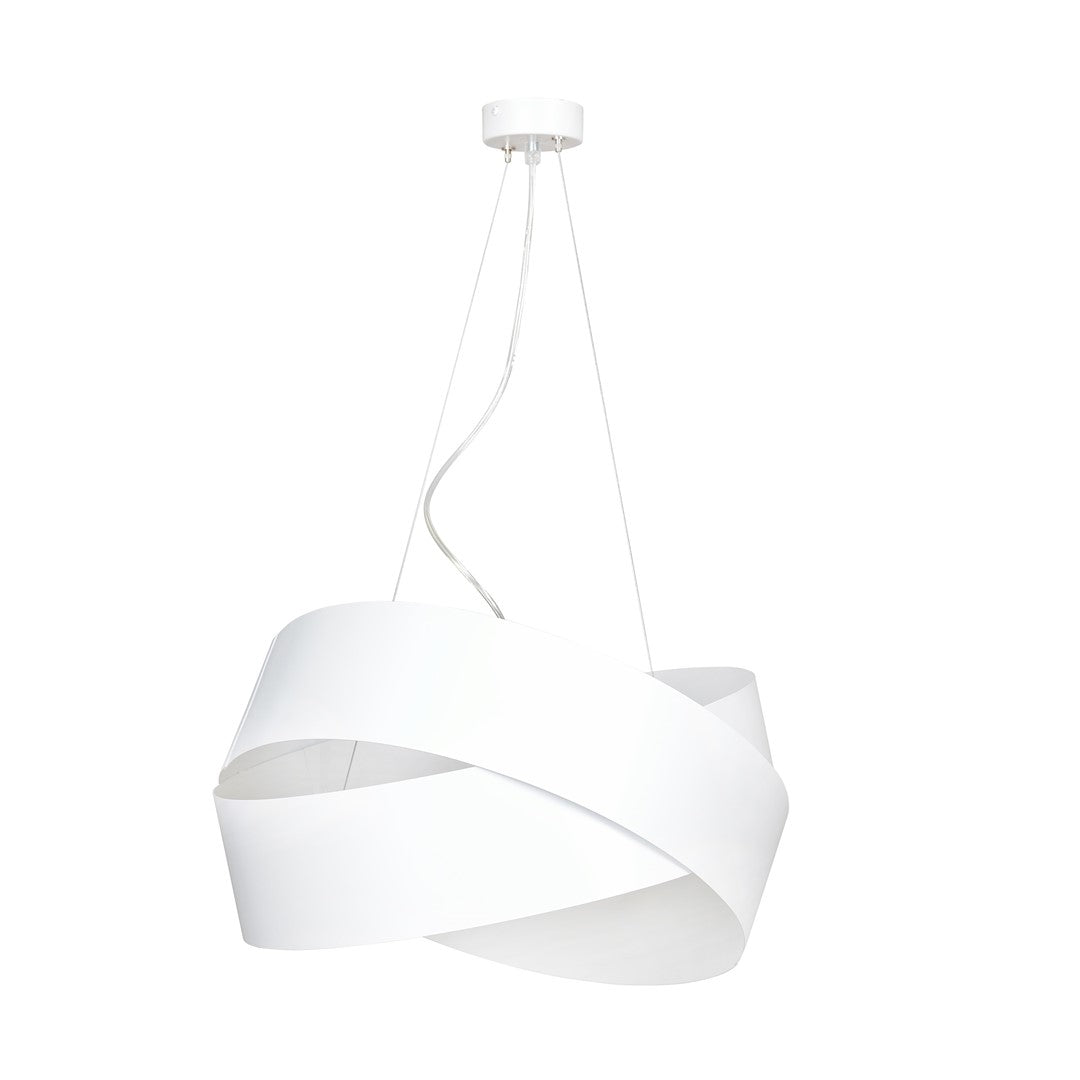 Witte hanglamp met geometrische kap van overlappende stalen banden, opgehangen aan dunne draden aan een witte plafondplaat