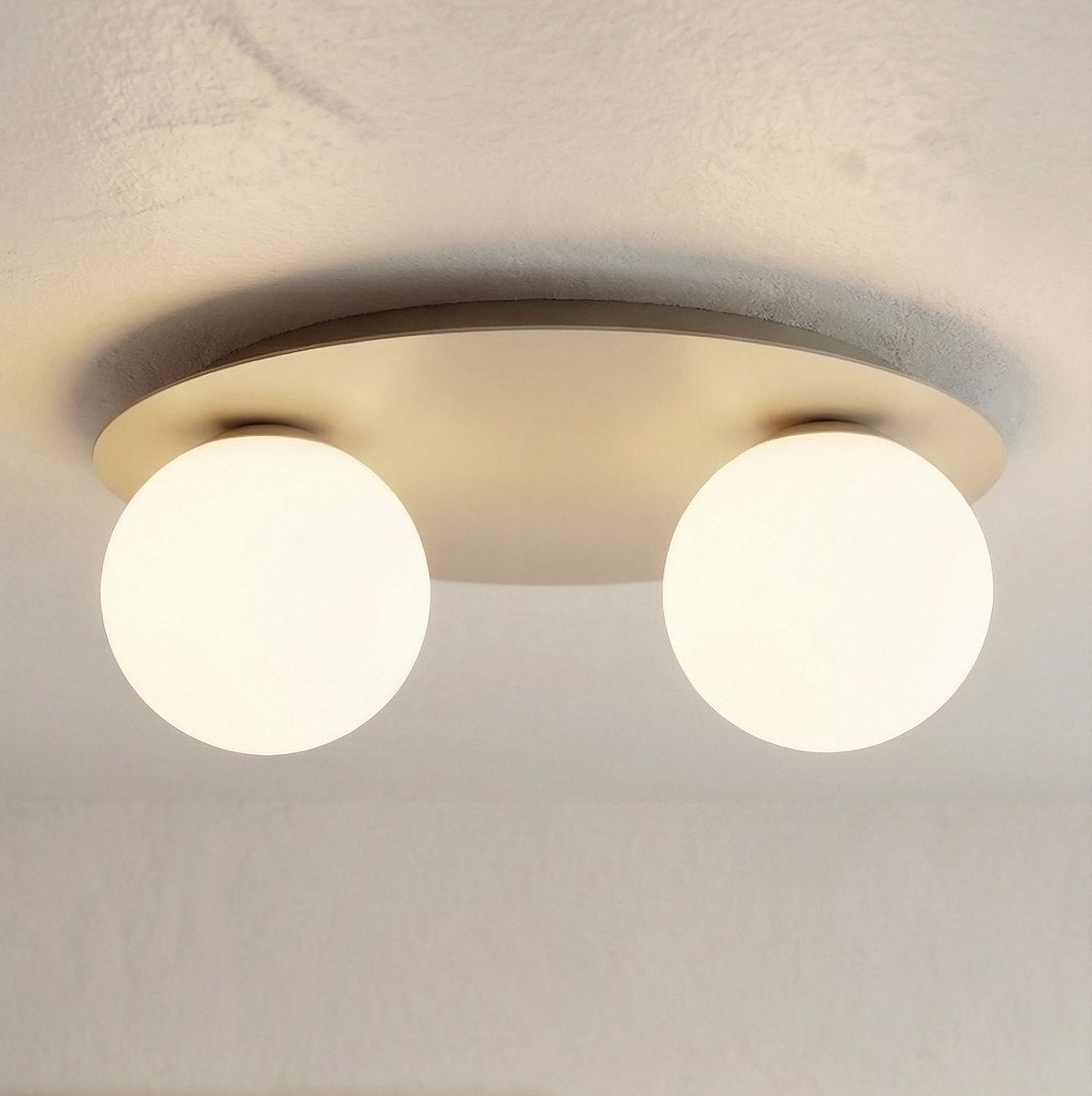 Plafondlamp gepoedercoat staal modern beige, 2 witte glazen bollen, breedte 43 cm, voor woonkamer en slaapkamer