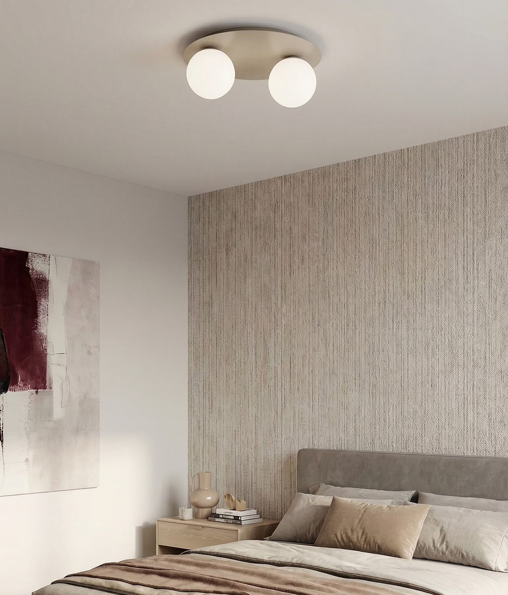 Plafondlamp gepoedercoat staal modern beige, 2 witte glazen bollen, breedte 43 cm, voor woonkamer en slaapkamer