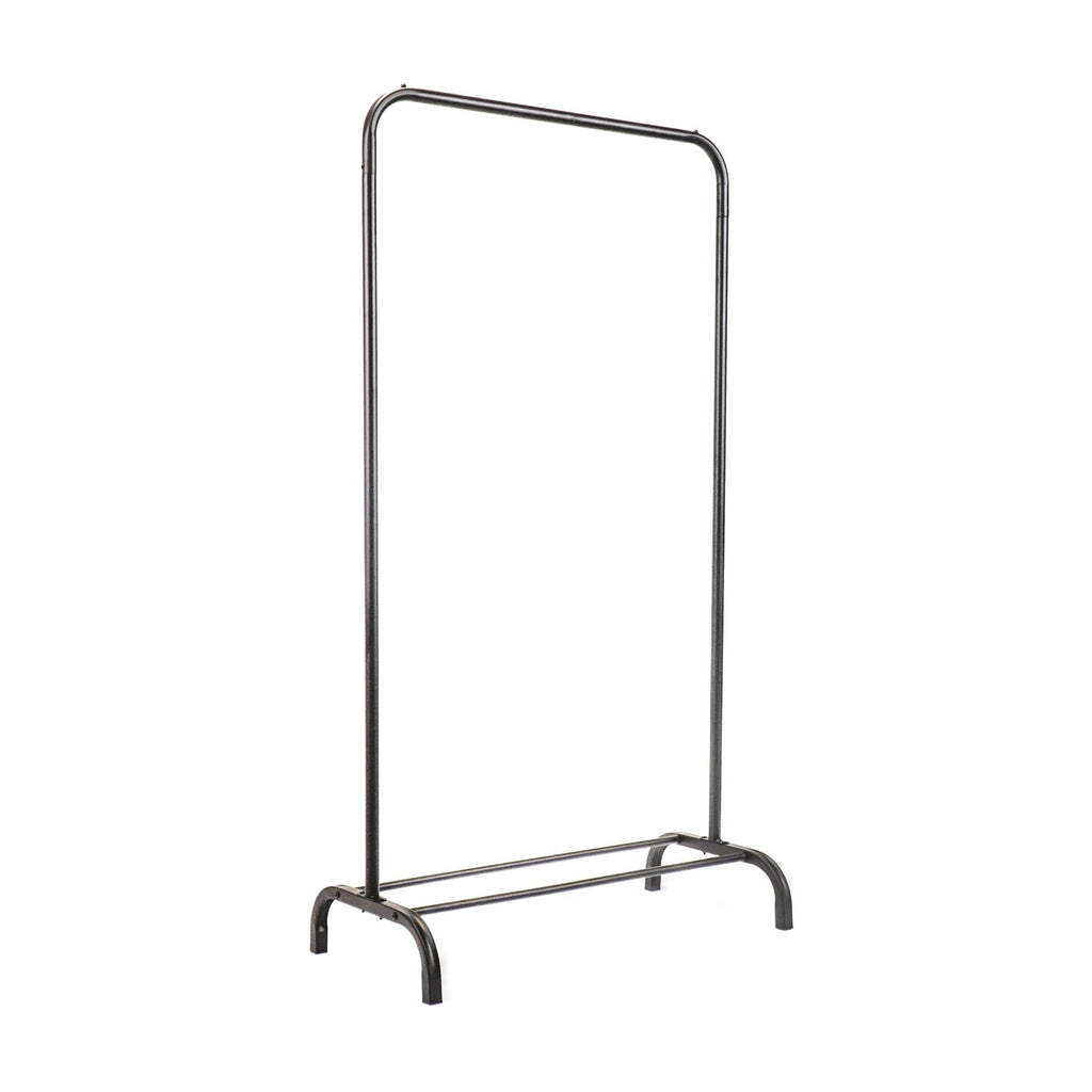 Zwart metalen kledingrek met open frame, bovenstang en onderrail op boogvormige voeten