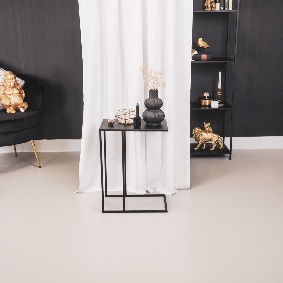 Bijzettafel metaal zwart, industrieel C-vorm design, 45 x 30 x 60 cm, voor naast de bank