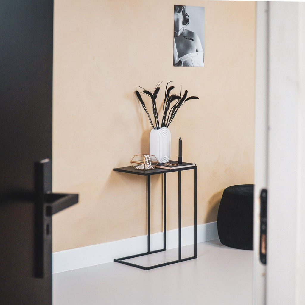 Bijzettafel metaal zwart, industrieel C-vorm design, 45 x 30 x 60 cm, voor naast de bank
