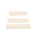 Set van drie beige metalen wandplanken met opstaand randje in drie lengtes onder elkaar