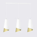 Hanglamp met drie witte conische kappen met goudkleurige geperforeerde binnenkant aan een witte balk