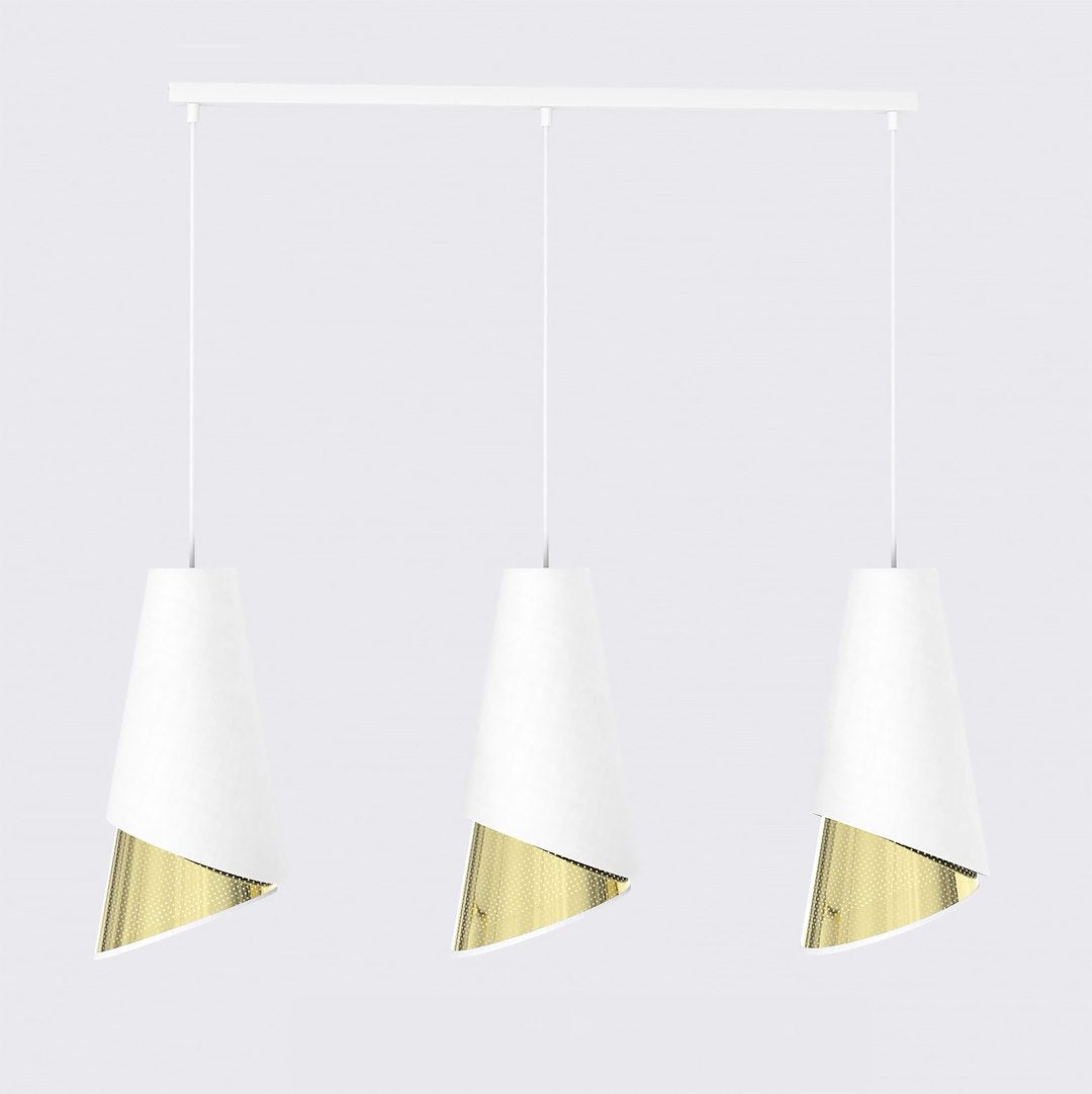 Hanglamp met drie witte conische kappen met goudkleurige geperforeerde binnenkant aan een witte balk