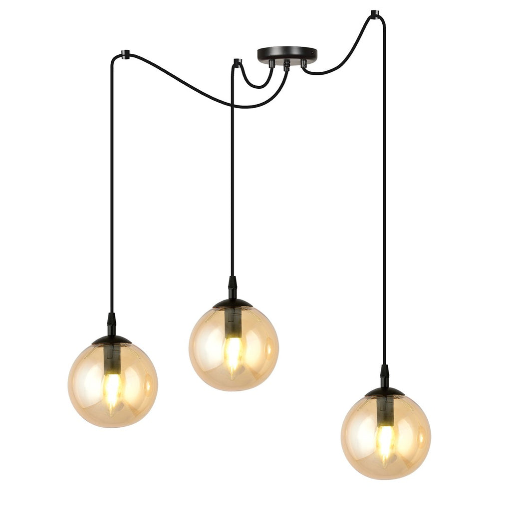 Zwarte hanglamp met drie amberkleurige glazen bollen aan zwarte snoeren en een ronde plafondplaat