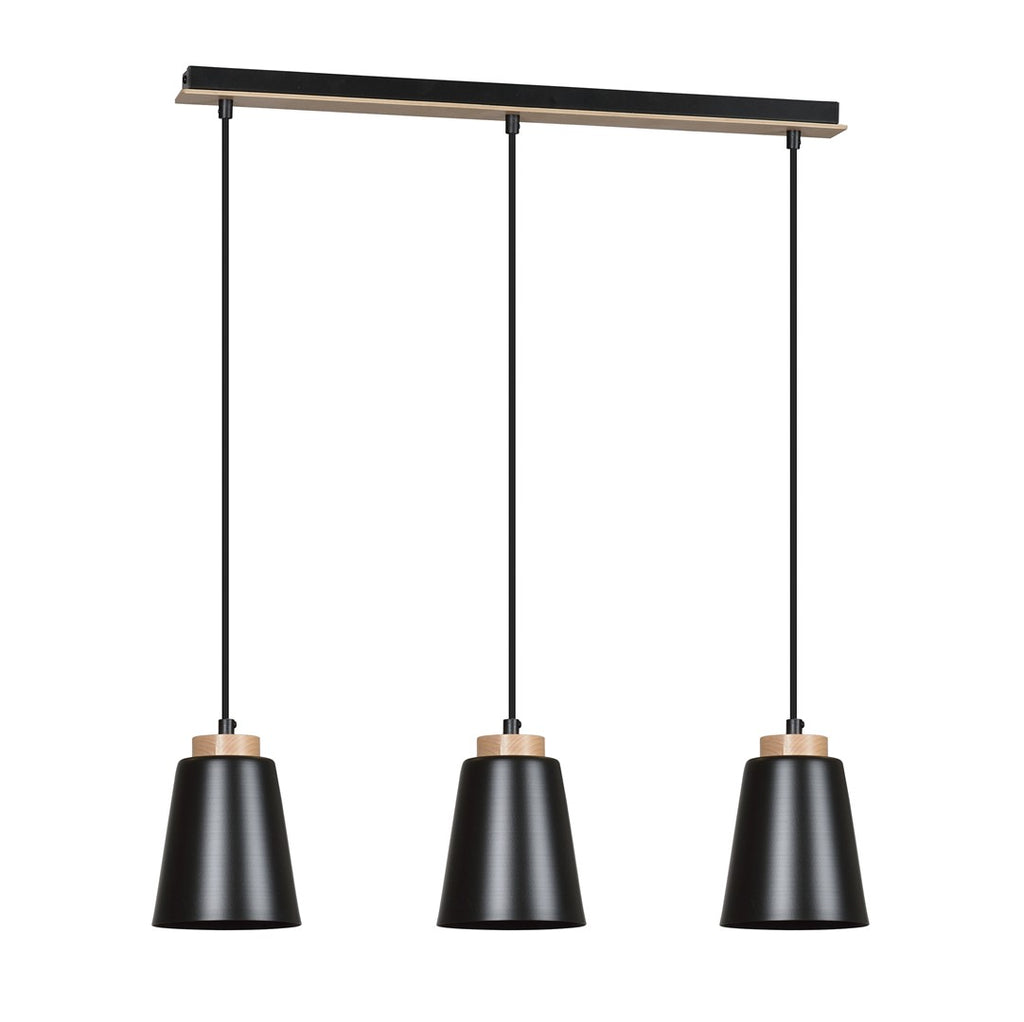 Zwarte hanglamp met drie kappen en houten accenten aan een lange plafondplaat
