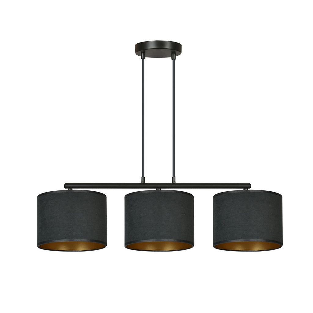Zwarte hanglamp met drie stoffen kappen met gouden binnenkant aan een zwarte stalen balk