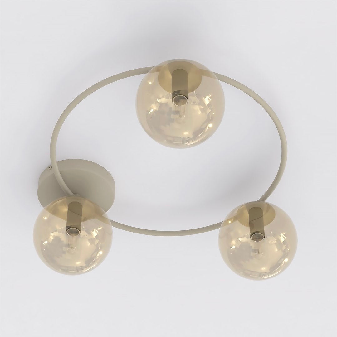 Plafondlamp met beige cirkelvormig frame en drie amberkleurige glazen bollen